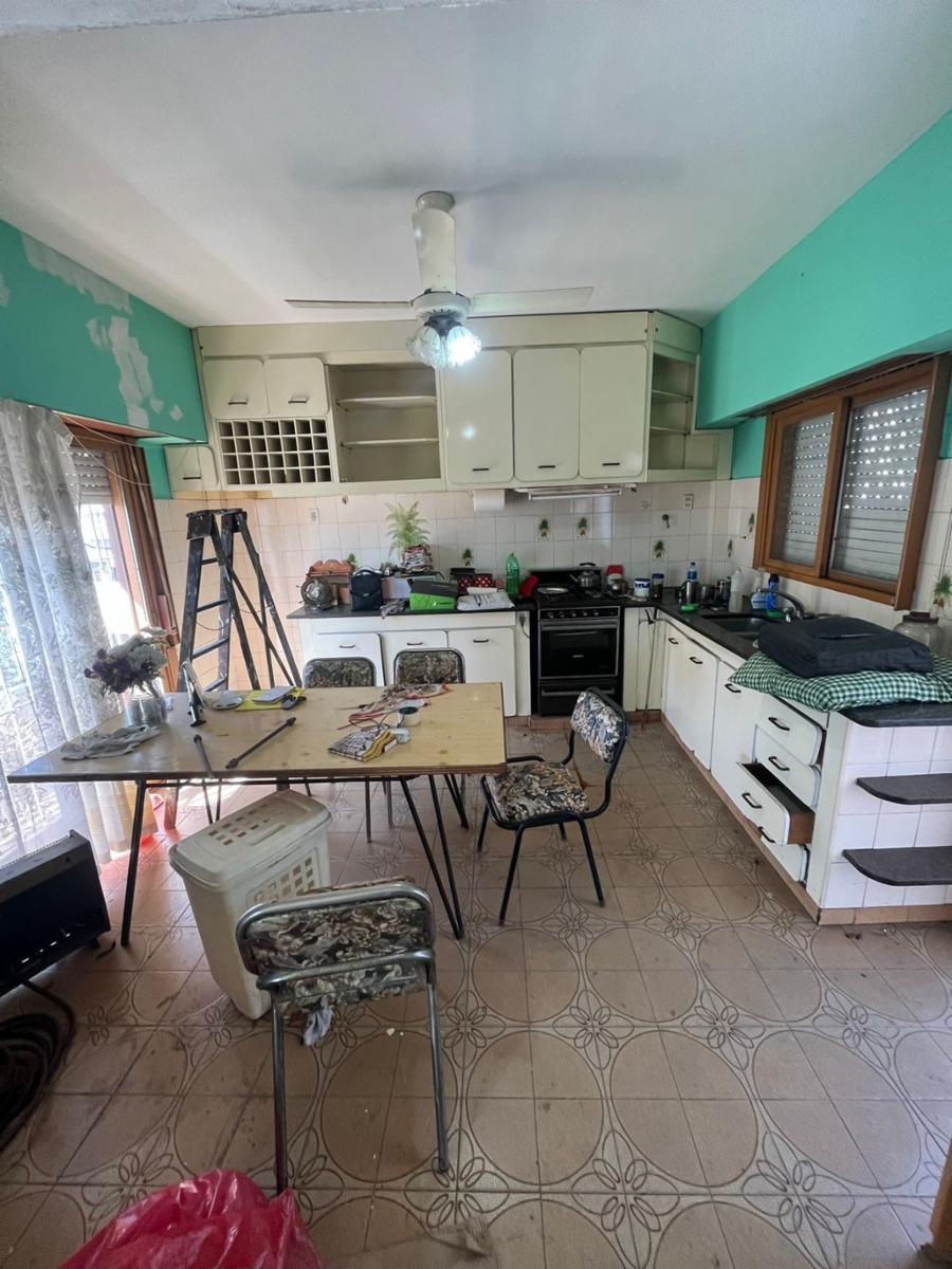 Excelente propiedad multifamiliar con: Local, Vivienda 4 ambientes en primer piso y garaje, dos PH 2 ambientes en planta baja en estado original. — foto 13