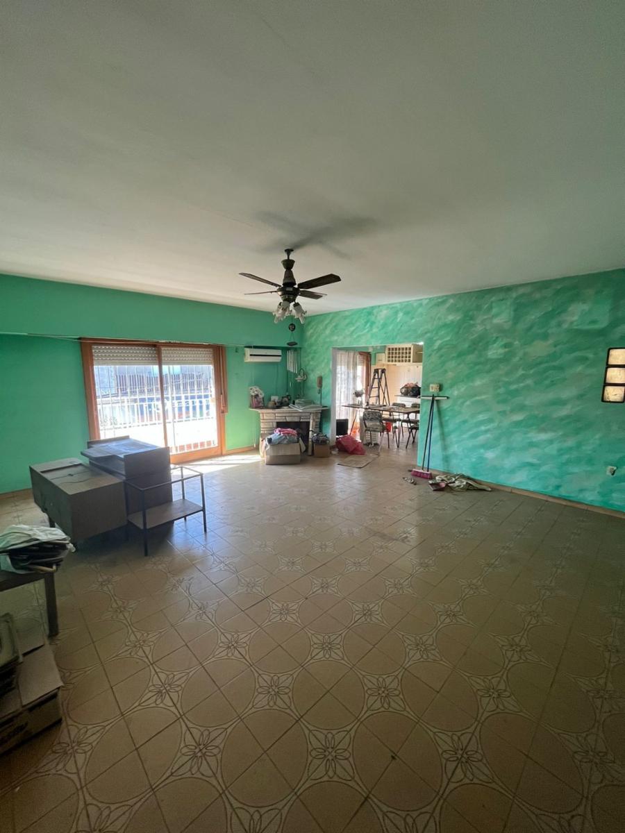 Excelente propiedad multifamiliar con: Local, Vivienda 4 ambientes en primer piso y garaje, dos PH 2 ambientes en planta baja en estado original. — foto 14