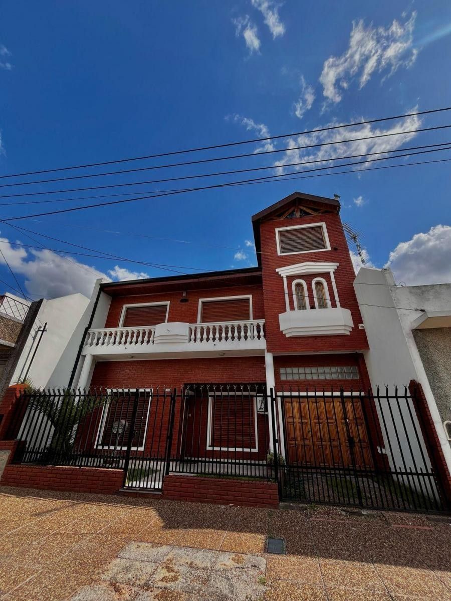 Casa en Lote Propio de 10 X 42 con Piscina y Quincho