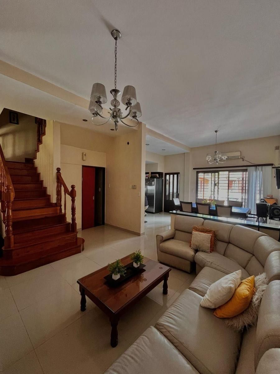 Casa en Lote Propio de 10 X 42 con Piscina y Quincho — foto 4
