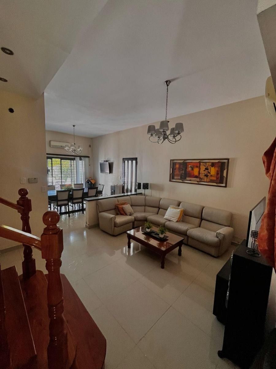 Casa en Lote Propio de 10 X 42 con Piscina y Quincho — foto 5