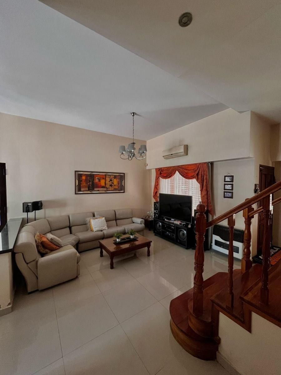 Casa en Lote Propio de 10 X 42 con Piscina y Quincho — foto 6