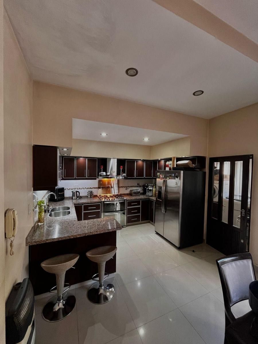 Casa en Lote Propio de 10 X 42 con Piscina y Quincho — foto 7