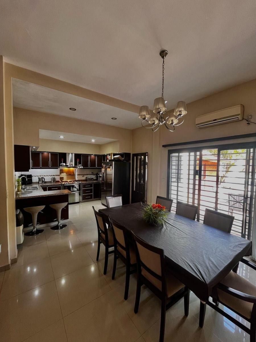 Casa en Lote Propio de 10 X 42 con Piscina y Quincho — foto 8