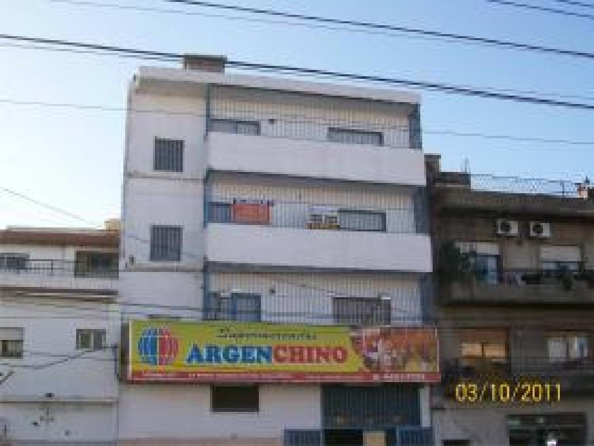 EDIFICIO CON LOCAL COMERCIAL Y DEPARTAMENTOS.