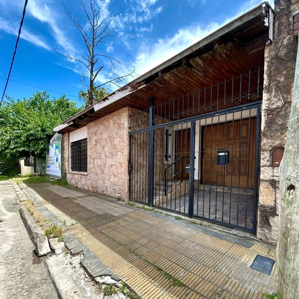 CASA EN VENTA 4 AMBIENTES EN TEMPERLEY - GARAJE, QUINCHO, FONDO LIBRE -LOTE 10.40X49 — foto 2