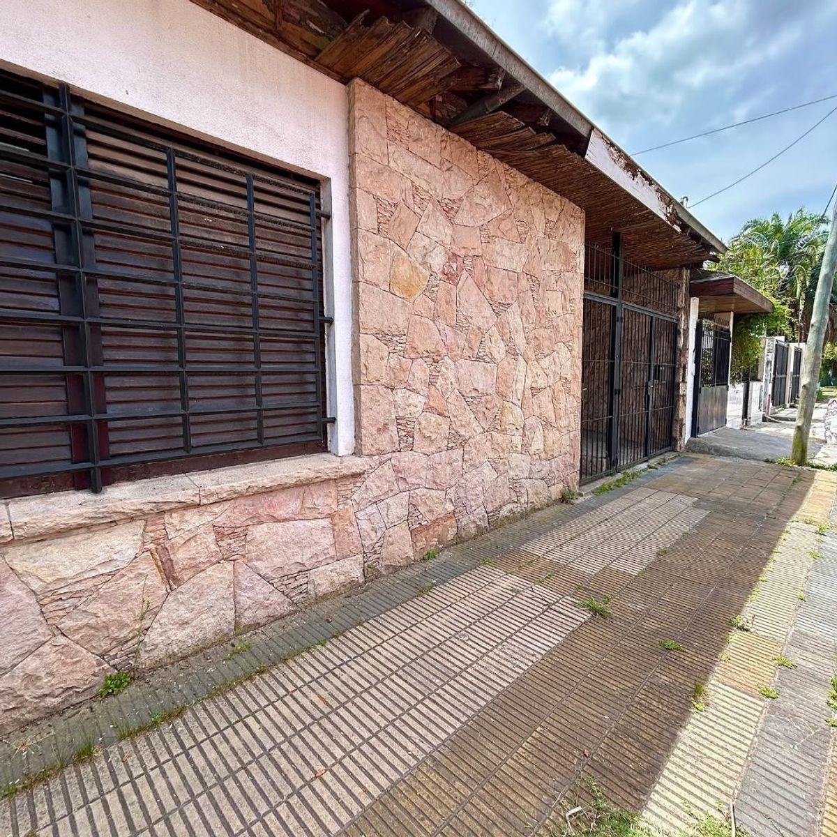 CASA EN VENTA 4 AMBIENTES EN TEMPERLEY - GARAJE, QUINCHO, FONDO LIBRE -LOTE 10.40X49 — foto 3