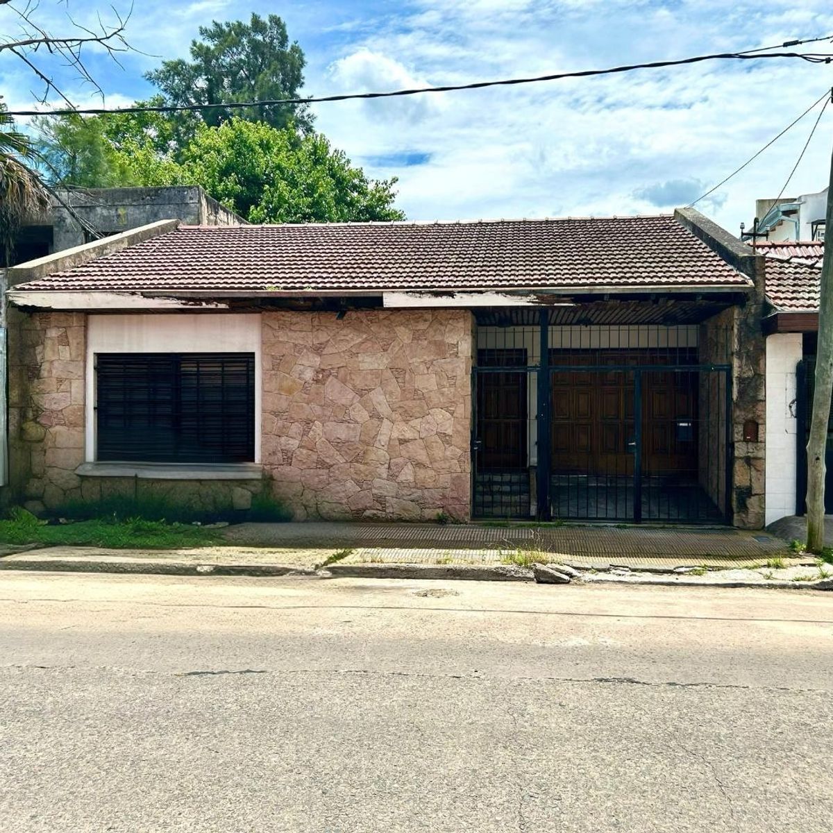 CASA EN VENTA 4 AMBIENTES EN TEMPERLEY - GARAJE, QUINCHO, FONDO LIBRE -LOTE 10.40X49 — foto 4