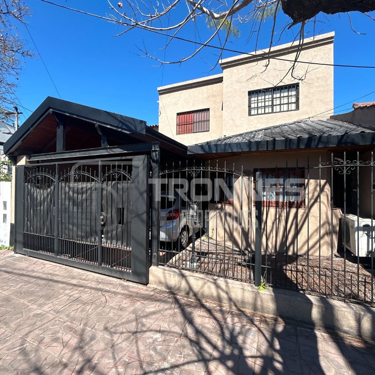 CASA EN VENTA 6 AMBIENTES CON FONDO VERDE, PISCINA, PARRILLA Y COCHERA