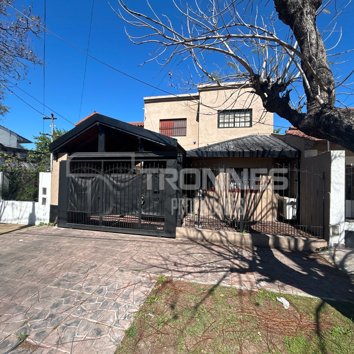 CASA EN VENTA 6 AMBIENTES CON FONDO VERDE, PISCINA, PARRILLA Y COCHERA — foto 2