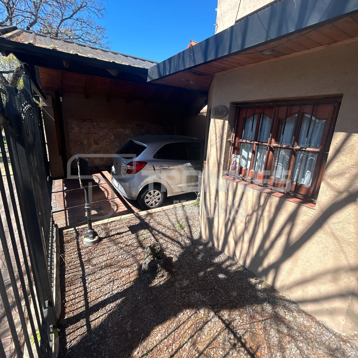 CASA EN VENTA 6 AMBIENTES CON FONDO VERDE, PISCINA, PARRILLA Y COCHERA — foto 3