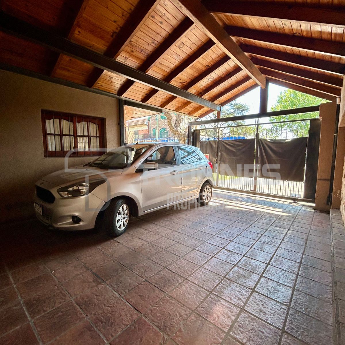 CASA EN VENTA 6 AMBIENTES CON FONDO VERDE, PISCINA, PARRILLA Y COCHERA — foto 4