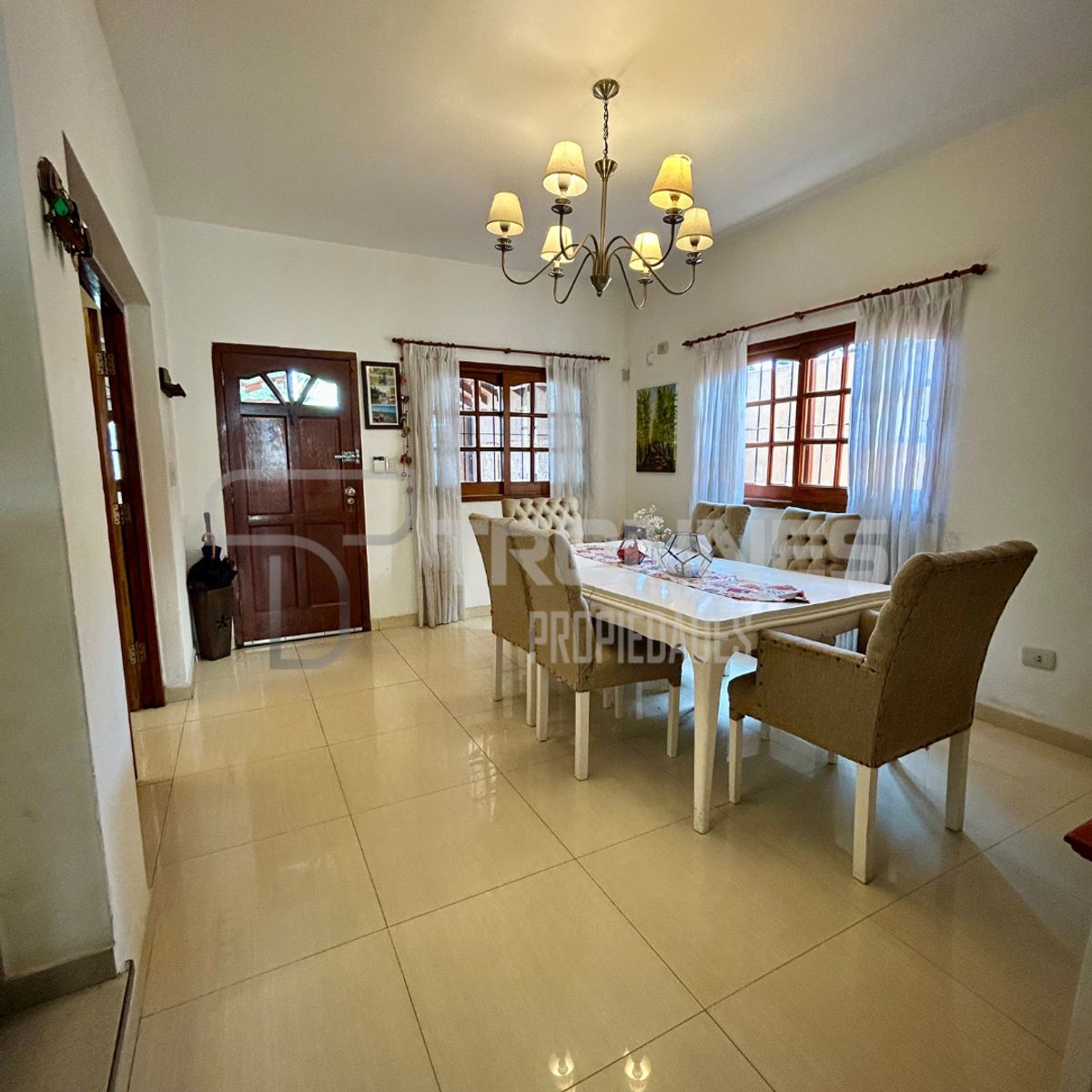 CASA EN VENTA 6 AMBIENTES CON FONDO VERDE, PISCINA, PARRILLA Y COCHERA — foto 5