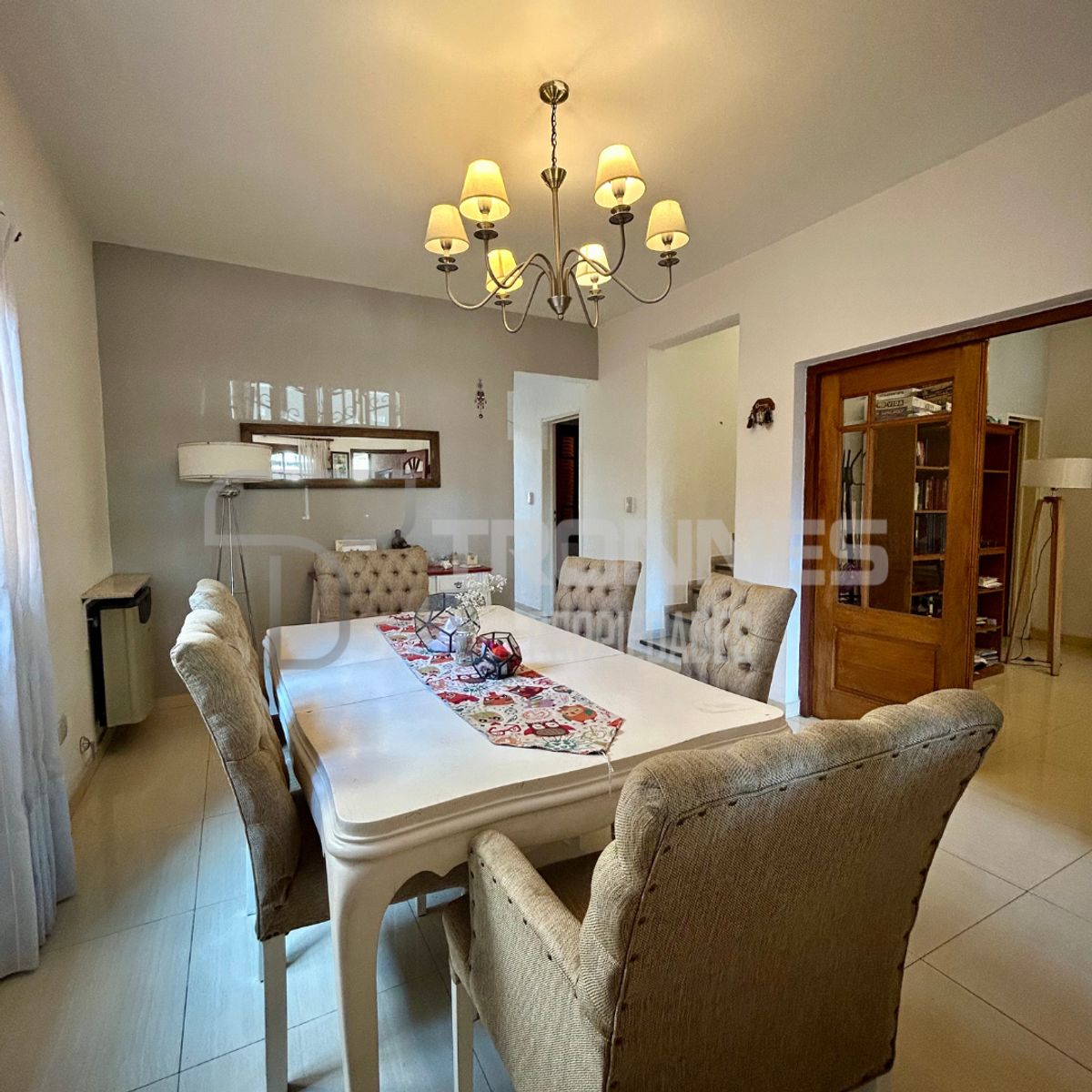 CASA EN VENTA 6 AMBIENTES CON FONDO VERDE, PISCINA, PARRILLA Y COCHERA — foto 6