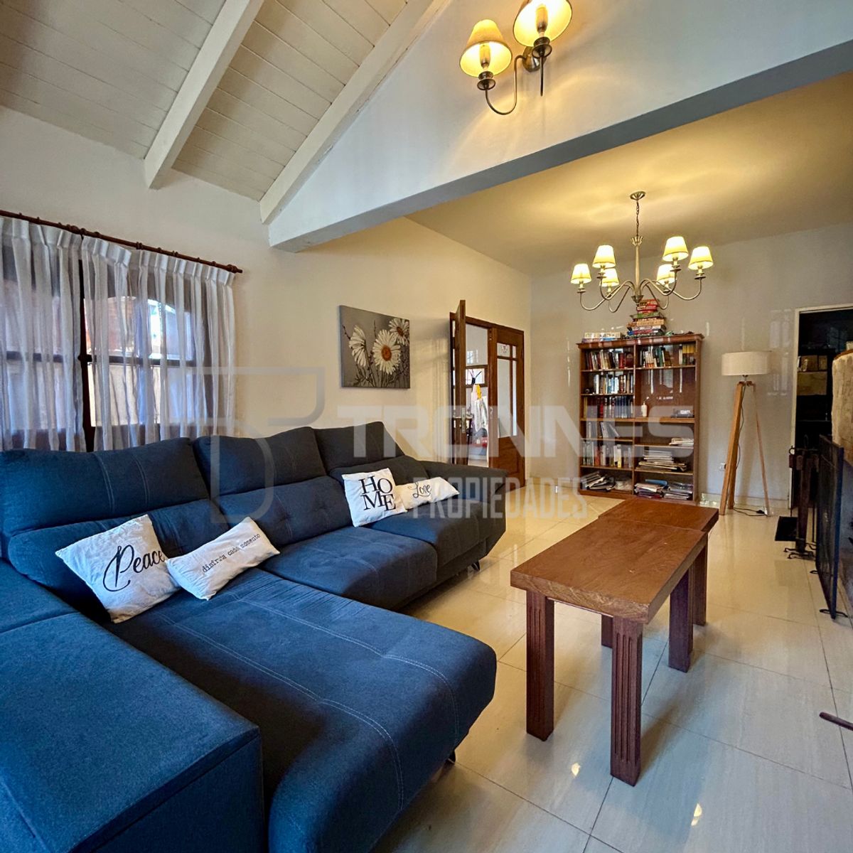 CASA EN VENTA 6 AMBIENTES CON FONDO VERDE, PISCINA, PARRILLA Y COCHERA — foto 7