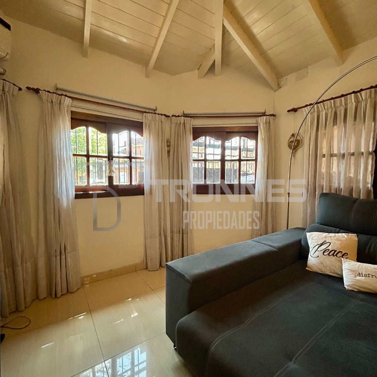 CASA EN VENTA 6 AMBIENTES CON FONDO VERDE, PISCINA, PARRILLA Y COCHERA — foto 8