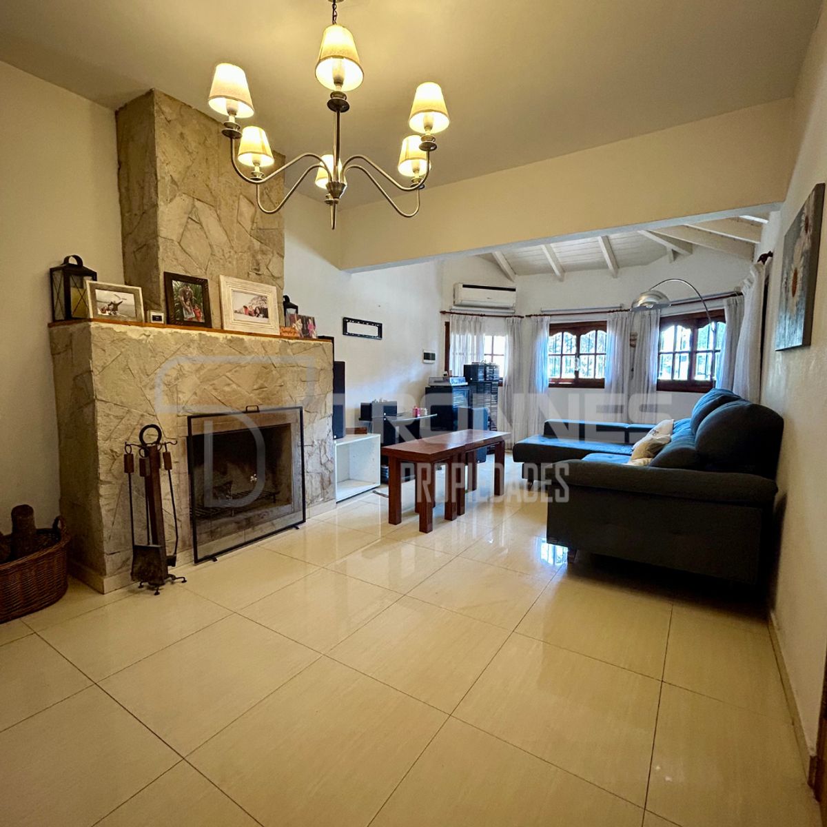 CASA EN VENTA 6 AMBIENTES CON FONDO VERDE, PISCINA, PARRILLA Y COCHERA — foto 9