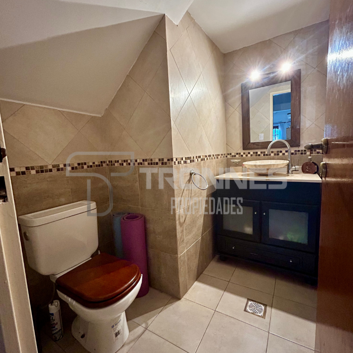 CASA EN VENTA 6 AMBIENTES CON FONDO VERDE, PISCINA, PARRILLA Y COCHERA — foto 10