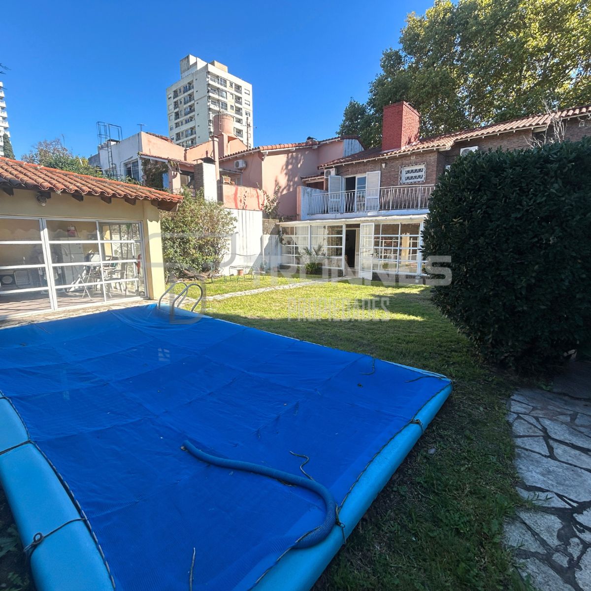 Venta - Casa 6 Ambientes en Dos Plantas, Sobre A. Alsina - Jardin, Pileta y Quincho - Lomas de Zamora - 1