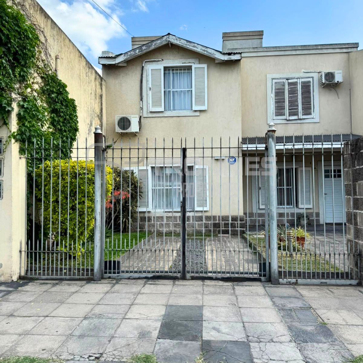 Venta Triplex 3 Ambientes con Fondo y Cochera - Lomas de Zamora Oeste - 2