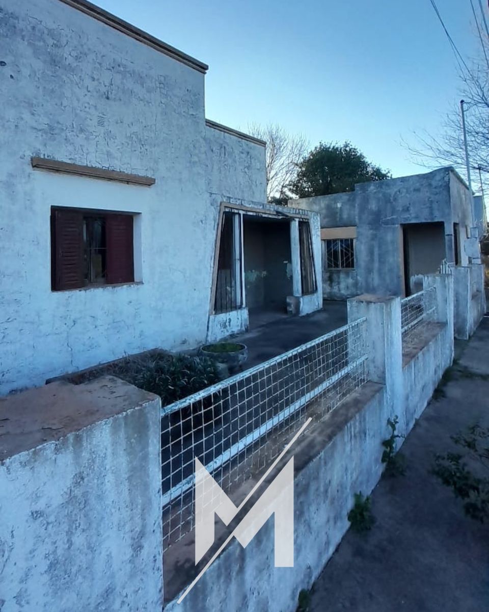 Casa a restaurar con salón en excelente ubicación y amplio lote — foto 2