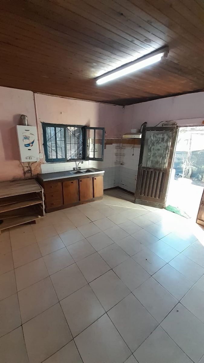 Casa a restaurar con salón en excelente ubicación y amplio lote — foto 14
