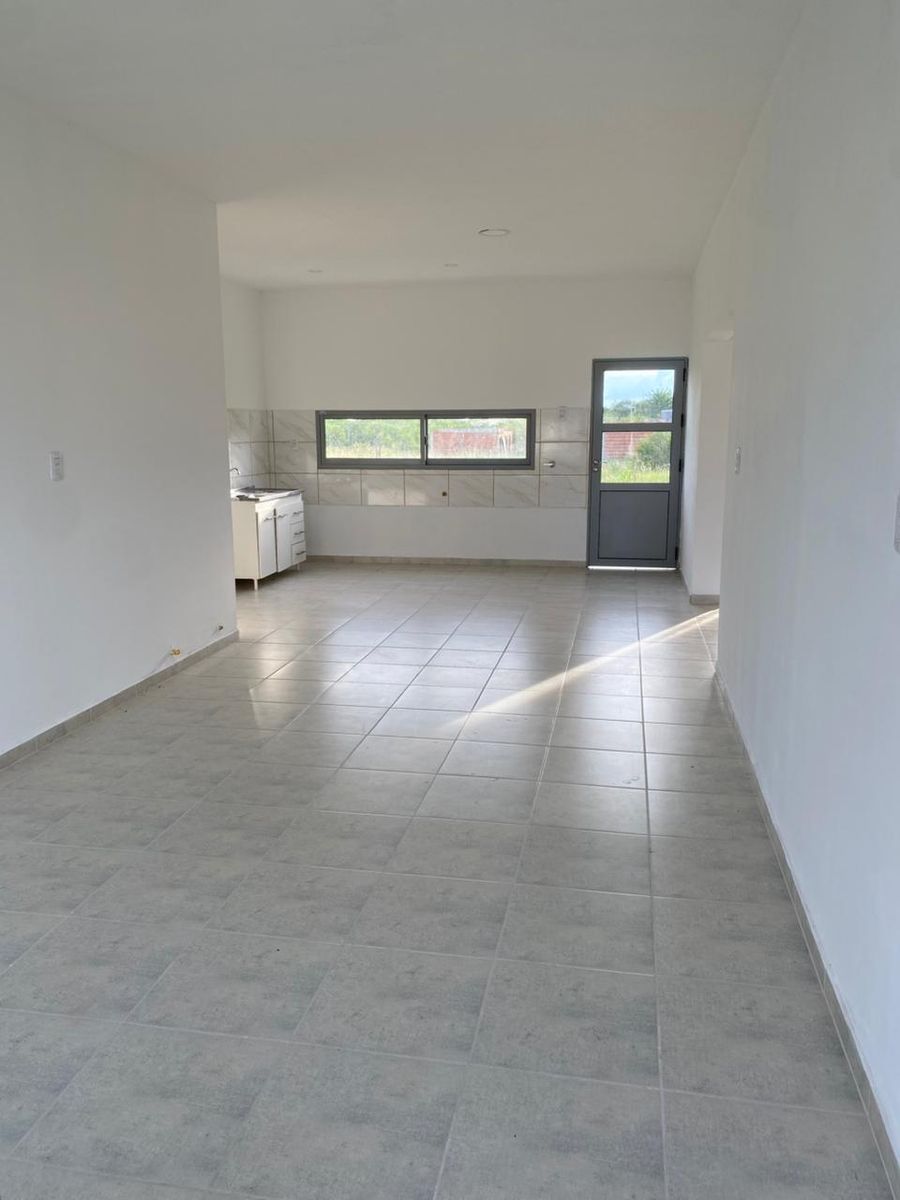 Importante casa a estrenar en Villa Elisa - 3