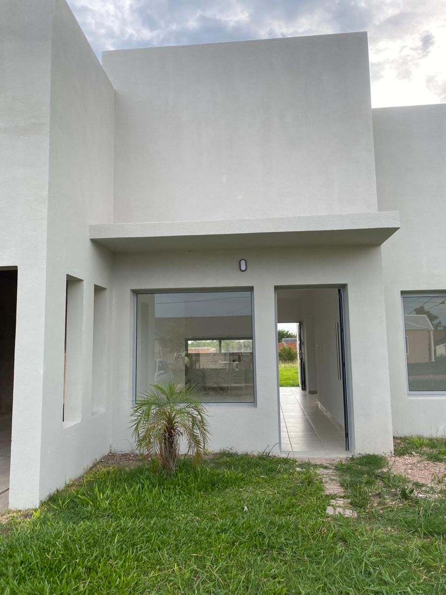 Importante casa a estrenar en Villa Elisa - 5