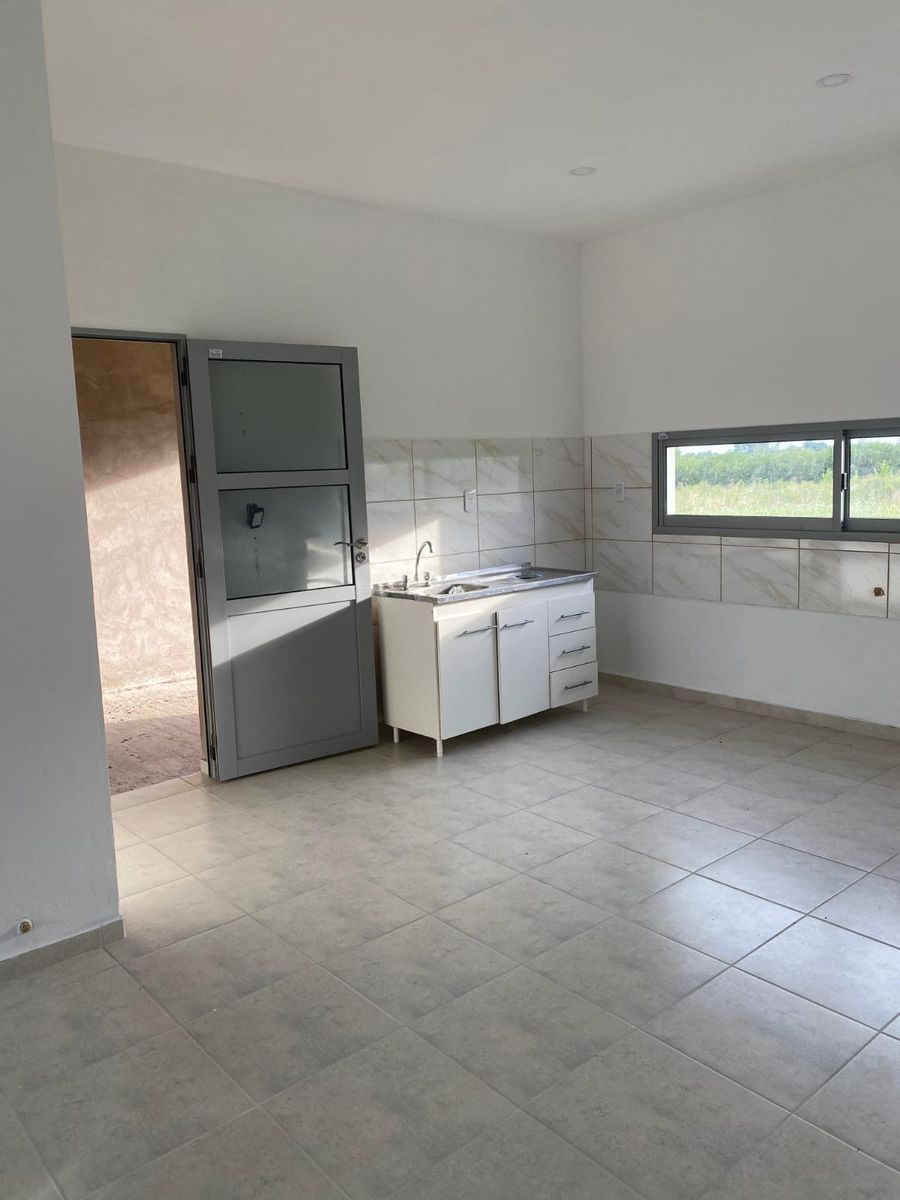 Importante casa a estrenar en Villa Elisa - 6