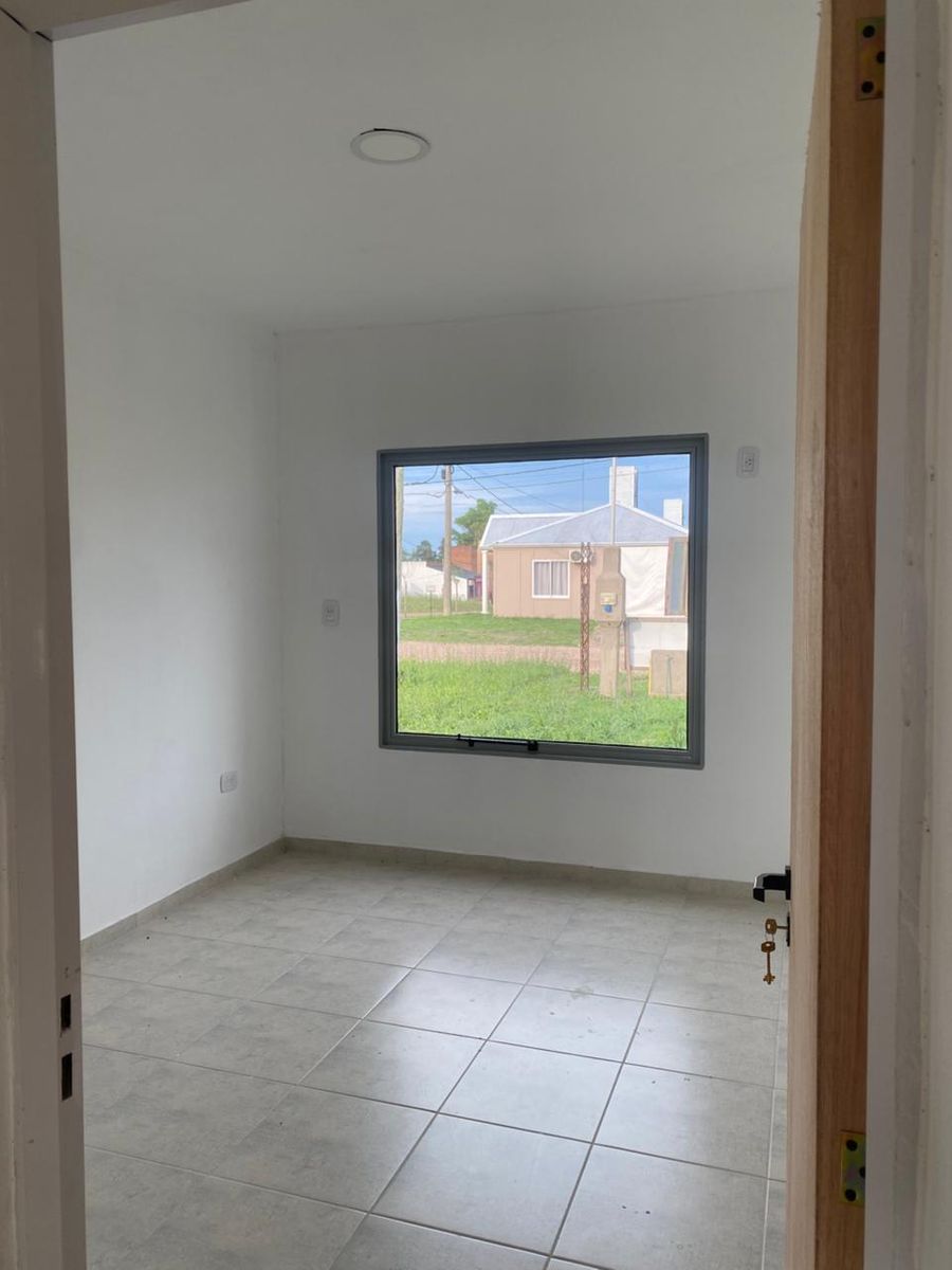 Importante casa a estrenar en Villa Elisa - 7