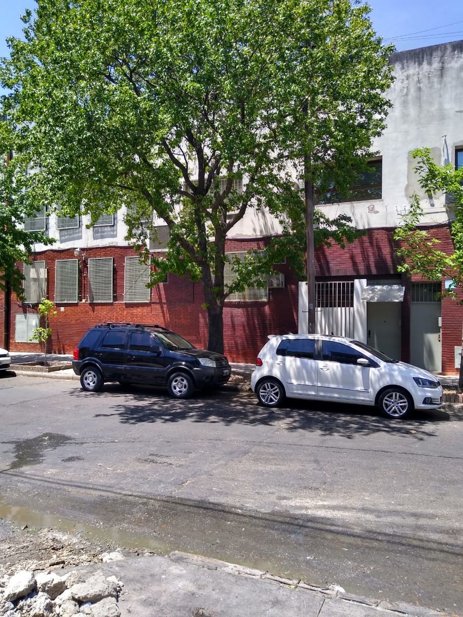 # MIRA ESTO # DEPOSITO # 3700 m2 # ING/CAMION # EXCELENTE UBICACION - 2