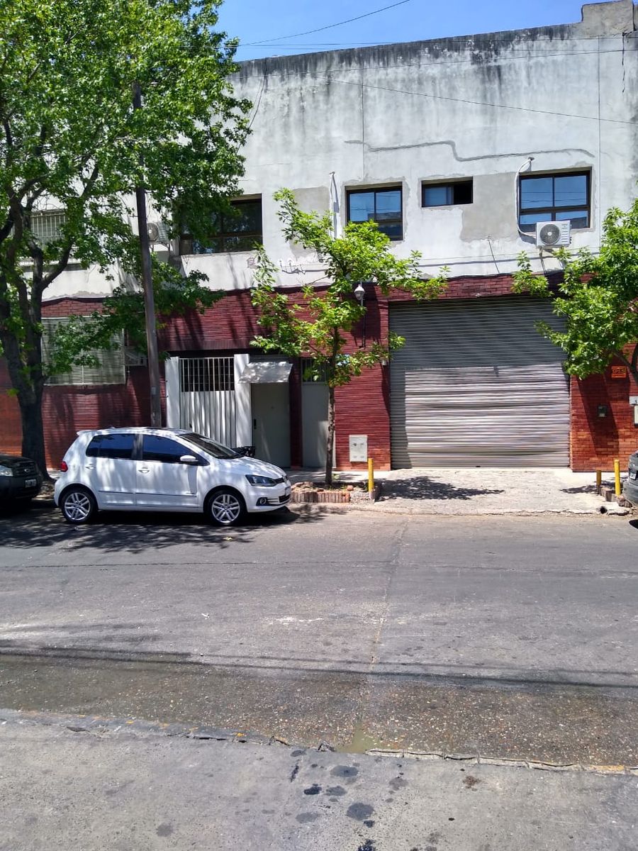 # MIRA ESTO # DEPOSITO # 3700 m2 # ING/CAMION # EXCELENTE UBICACION - 3
