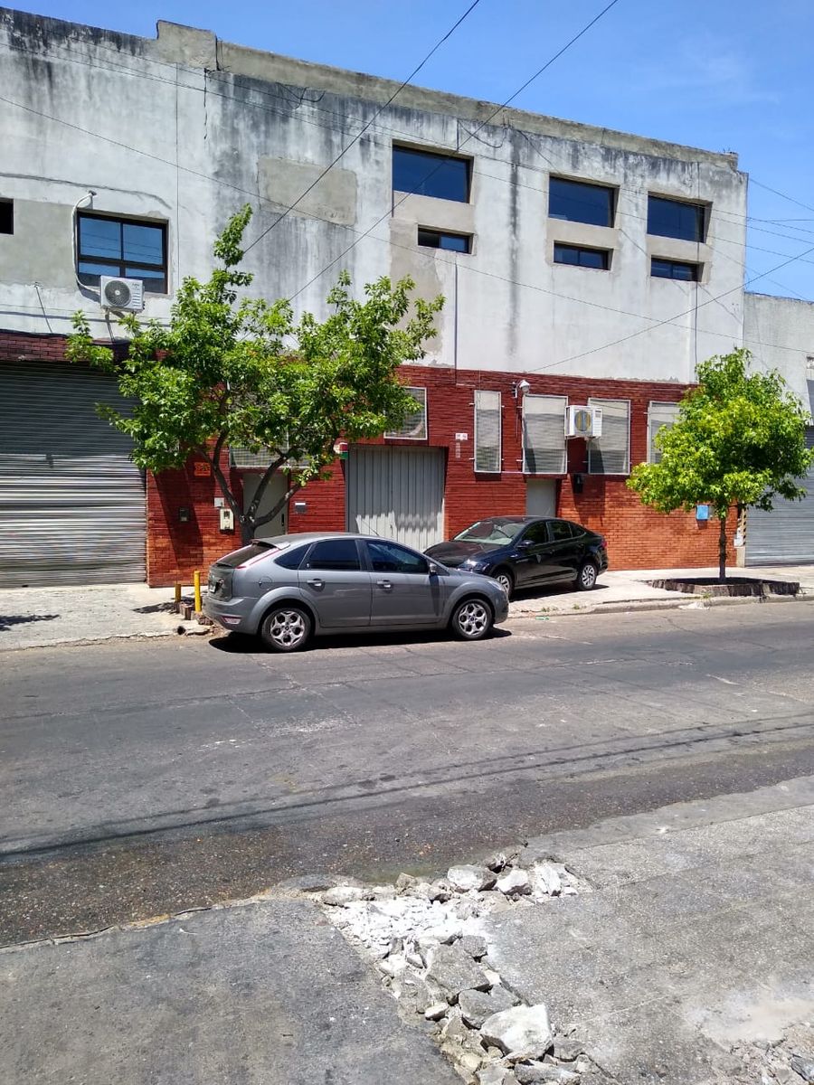 # MIRA ESTO # DEPOSITO # 3700 m2 # ING/CAMION # EXCELENTE UBICACION - 4