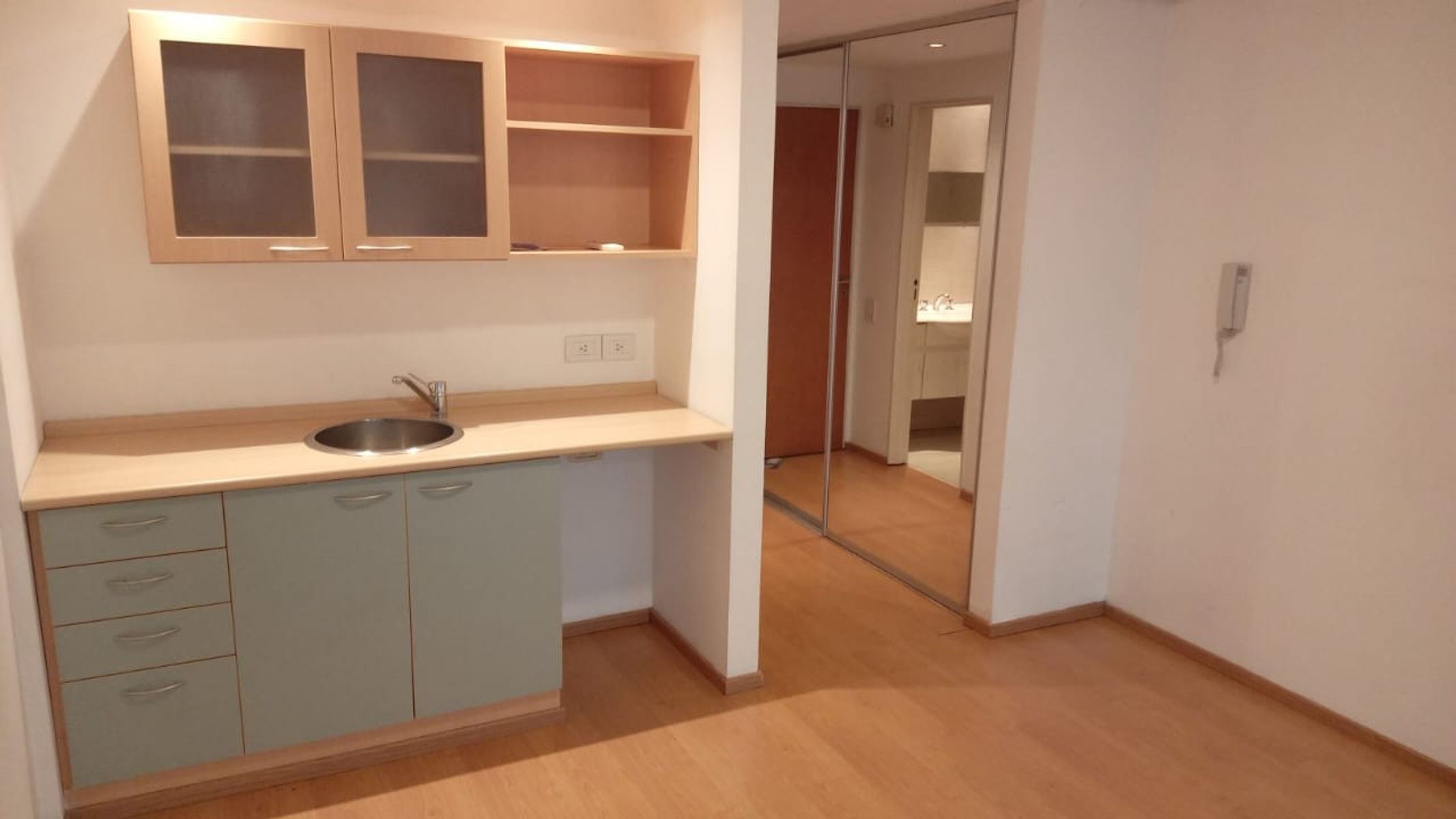 Excelente oportunidad de inversión o vivienda en una ubicaciónprivilegiada. Este inmueble cuenta con kitchenette y baño completo, y esapto para uso profesional, ideal para quienes buscan un espacio - 4