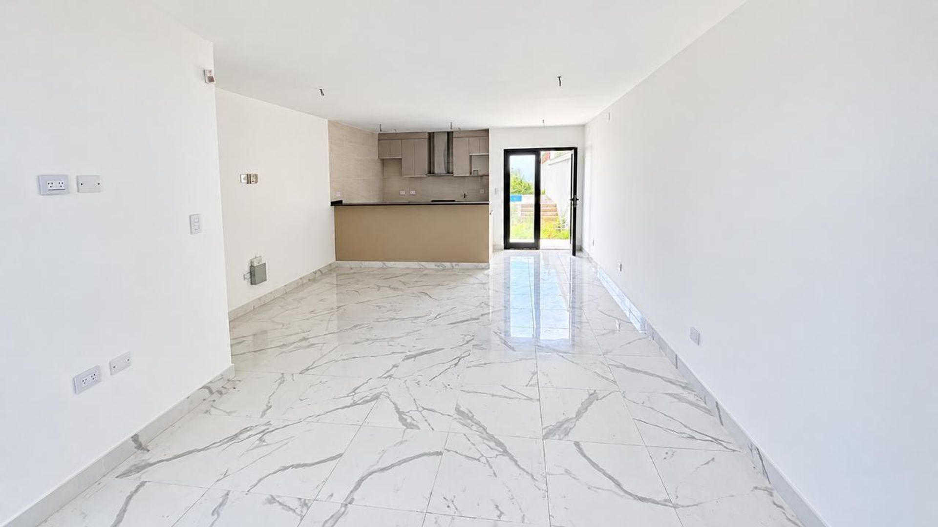 VENTA CASA C/PILETA APTA CREDITO Y COCHERA 2 DORM — foto 2