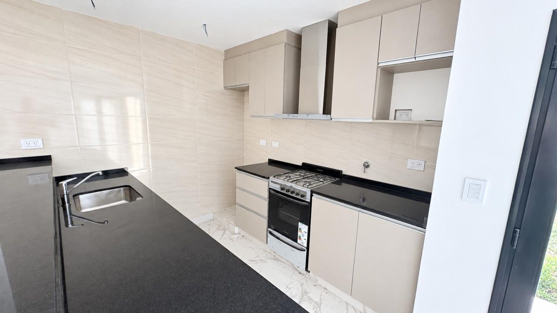 VENTA CASA C/PILETA APTA CREDITO Y COCHERA 2 DORM — foto 4