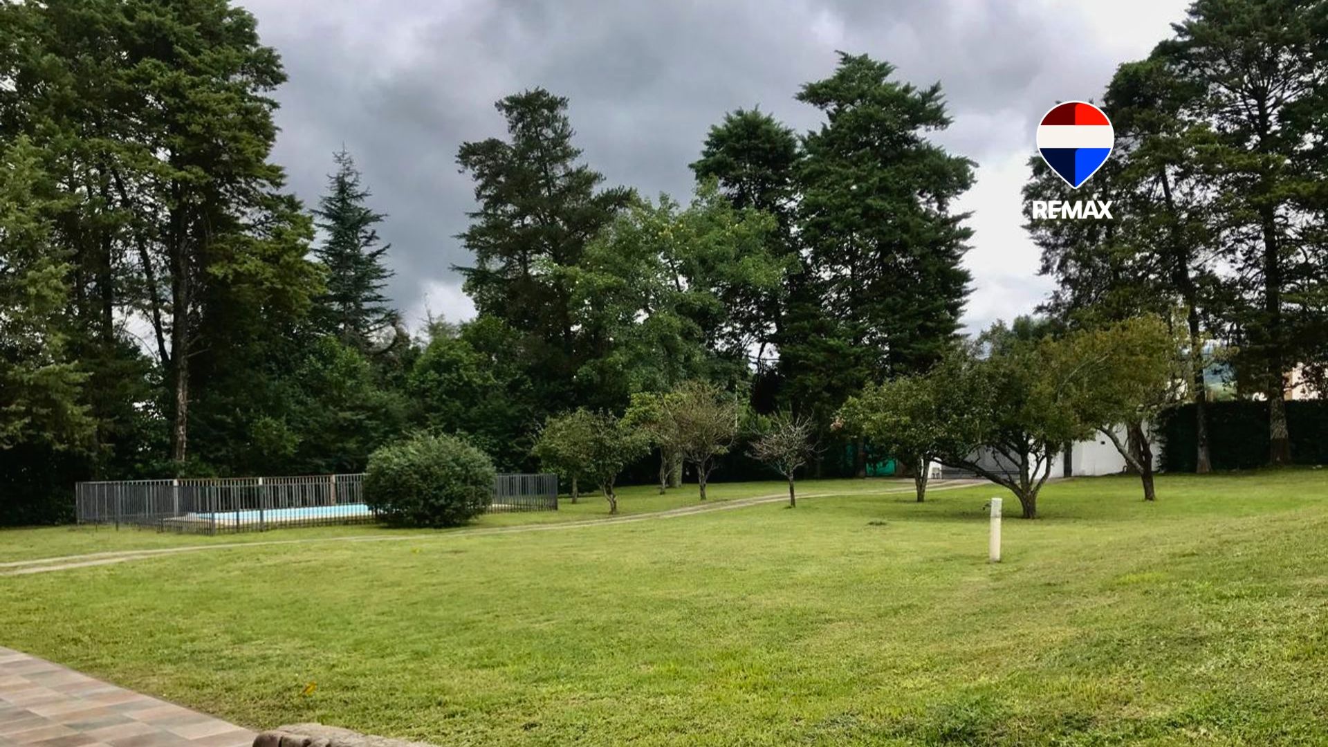 VENTA CASA C/PILETA SAN LORENZO RECIBE PROPIEDAD - 1