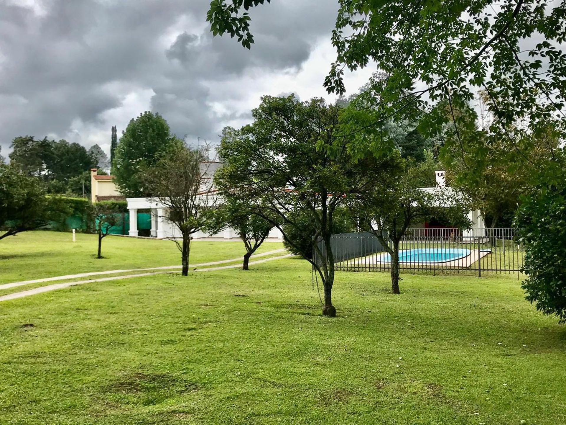VENTA CASA C/PILETA SAN LORENZO RECIBE PROPIEDAD - 18