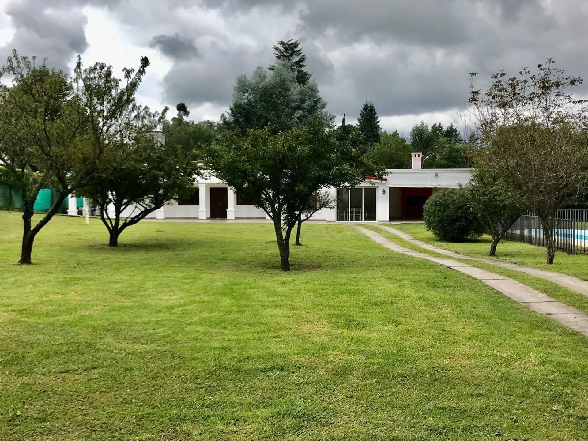 VENTA CASA C/PILETA SAN LORENZO RECIBE PROPIEDAD - 22