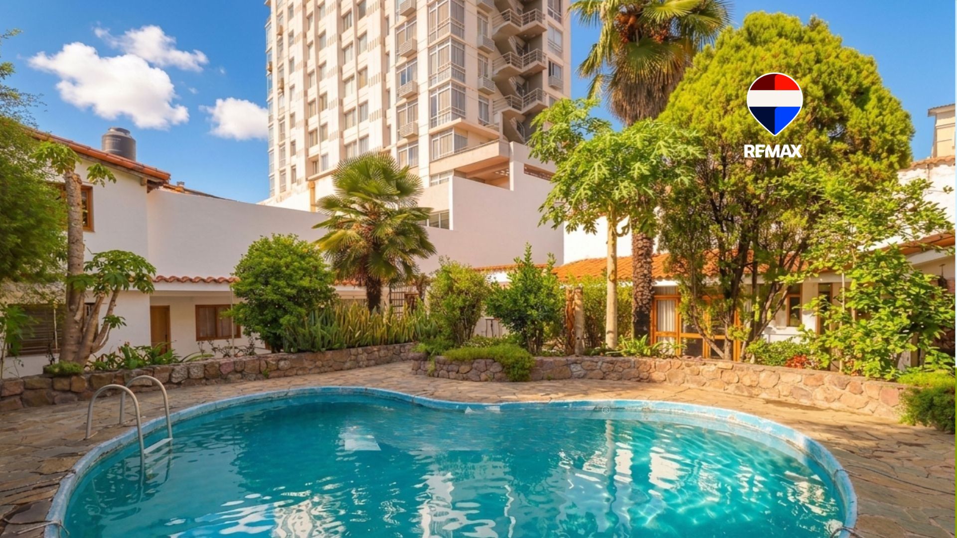 VENTA CASA C/PILETA LOCALES 25 DE MAYO Y BELGRANO - 1
