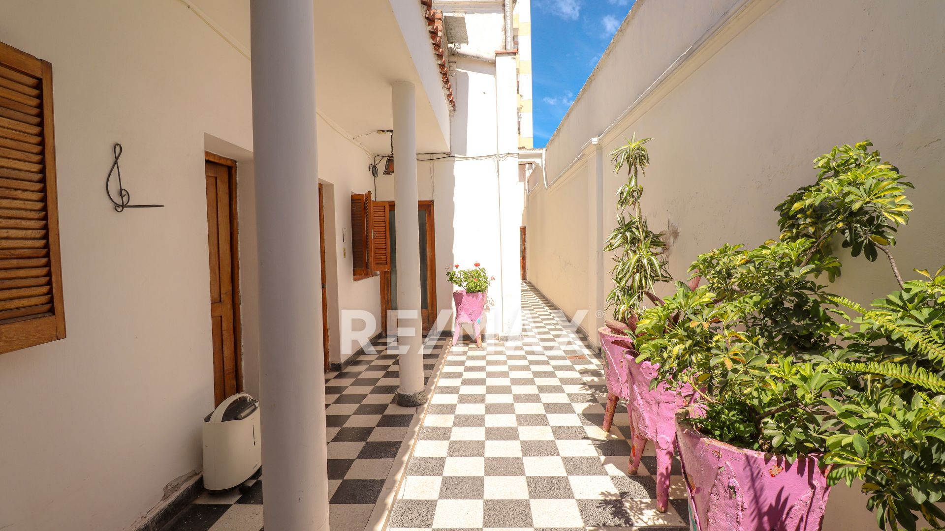 VENTA CASA C/PILETA LOCALES 25 DE MAYO Y BELGRANO - 9
