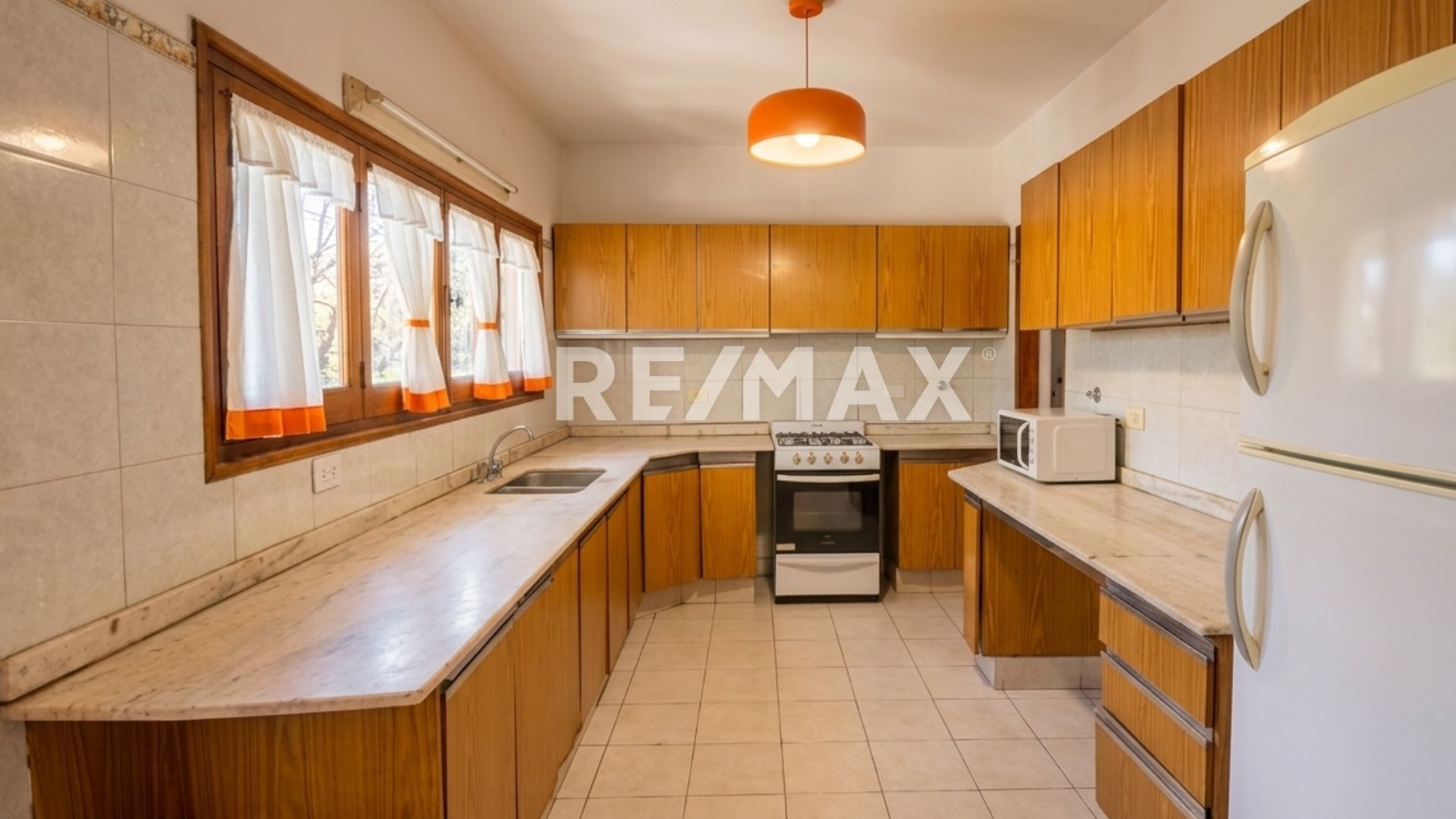 VENTA CASA C/PILETA LOCALES 25 DE MAYO Y BELGRANO - 10
