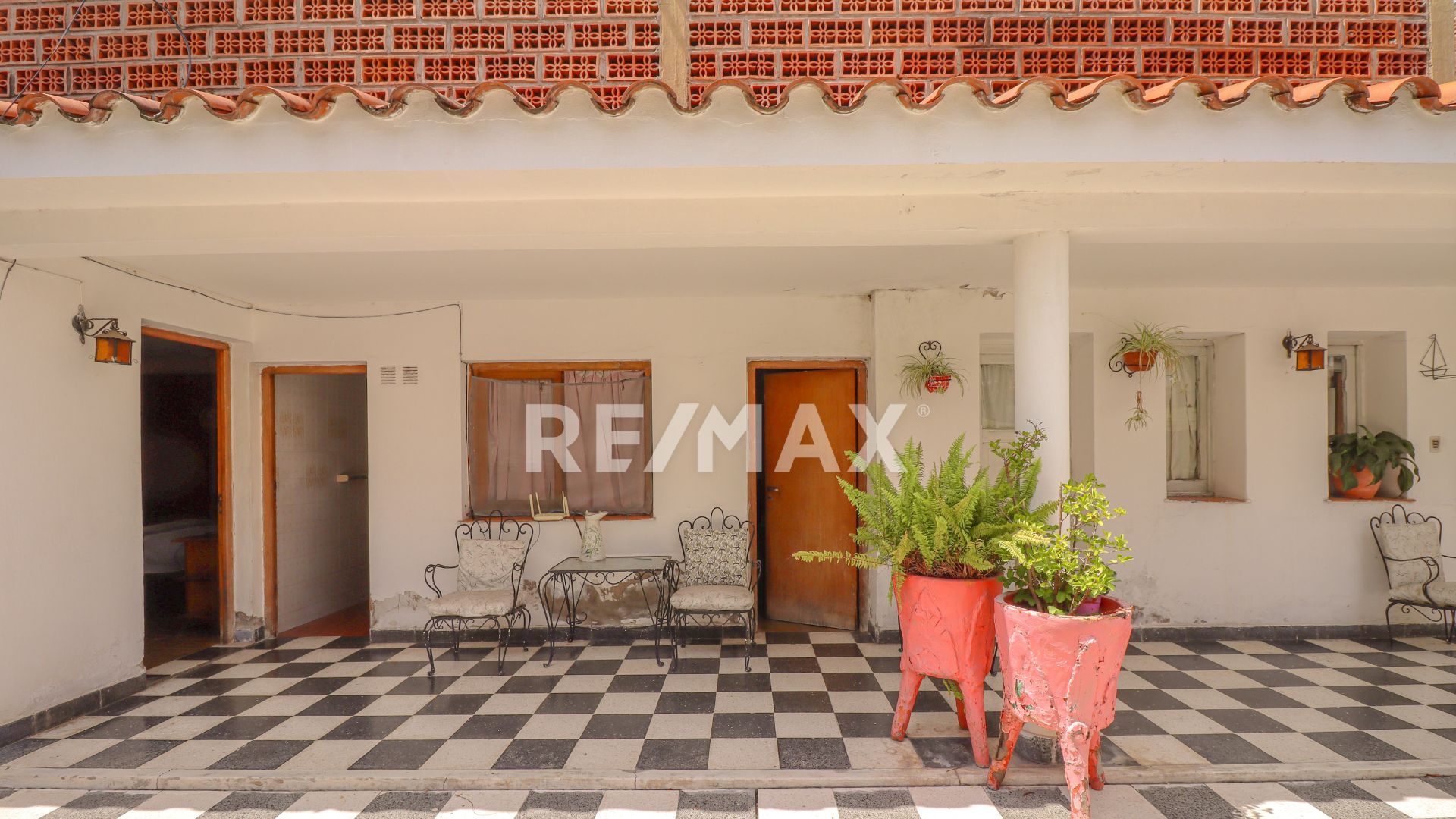 VENTA CASA C/PILETA LOCALES 25 DE MAYO Y BELGRANO - 14