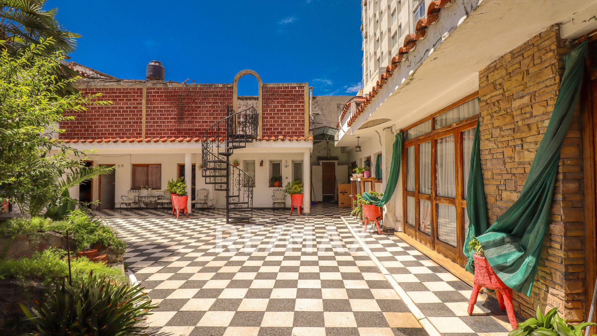 VENTA CASA C/PILETA LOCALES 25 DE MAYO Y BELGRANO - 15