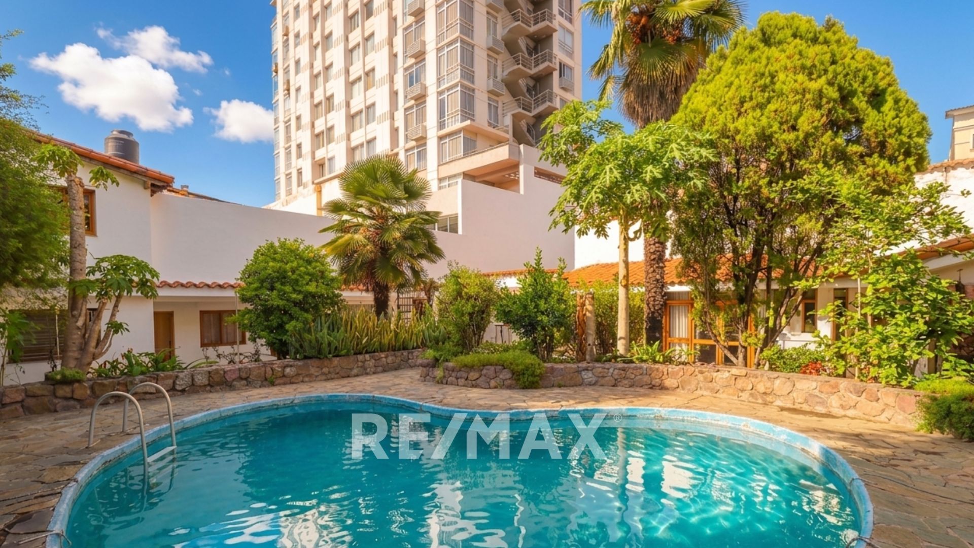 VENTA CASA C/PILETA LOCALES 25 DE MAYO Y BELGRANO - 17