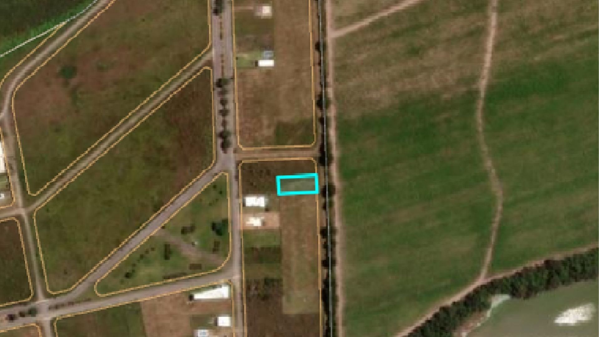 TERRENO EN VENTA RETOÑOS DE COLON RUTA 24 619M2 - 3