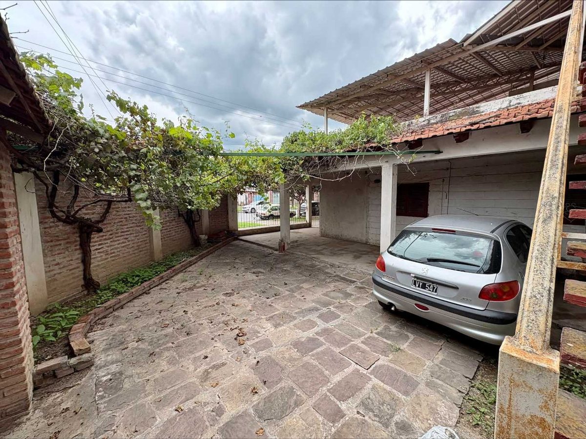 CASA ESQ 3 DORMITORIOS B° INTERSINDICAL ZONA SUR — foto 2