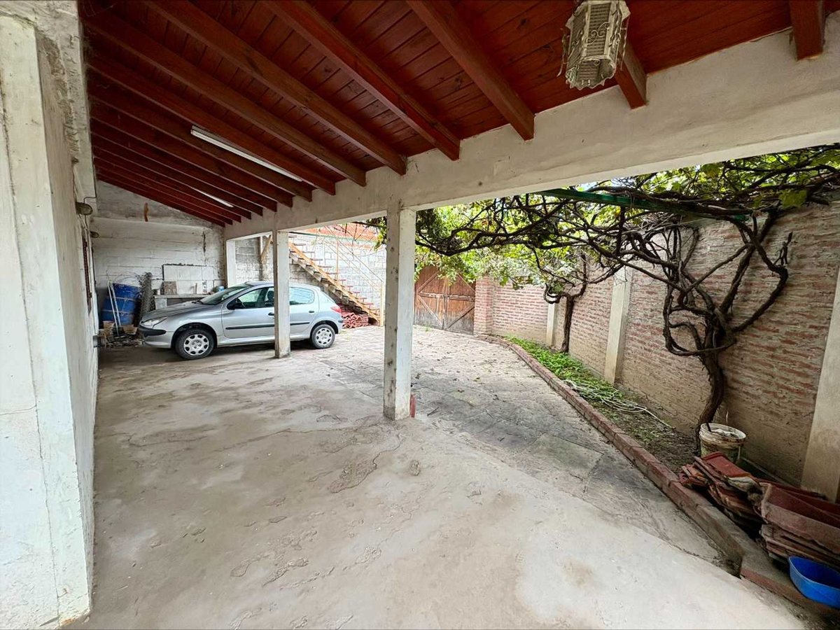 CASA ESQ 3 DORMITORIOS B° INTERSINDICAL ZONA SUR — foto 3