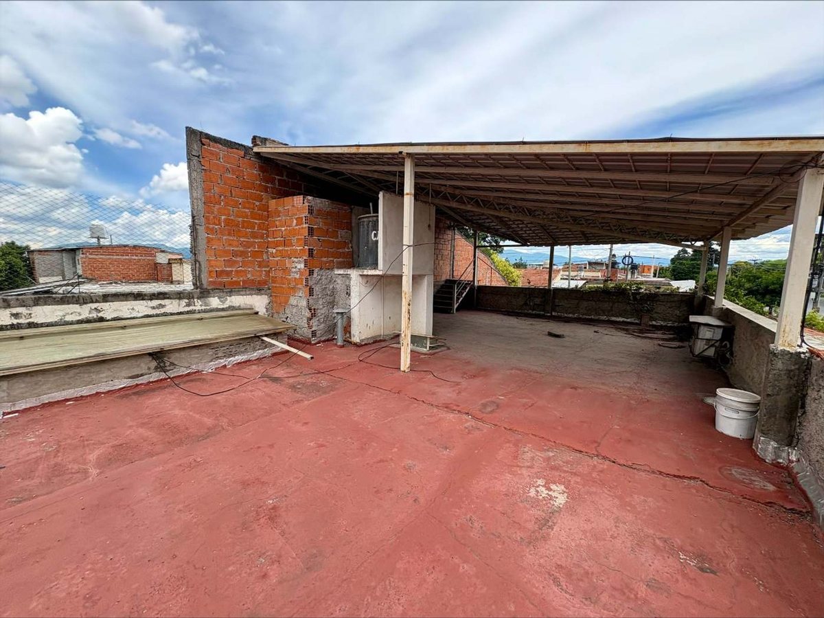 CASA ESQ 3 DORMITORIOS B° INTERSINDICAL ZONA SUR — foto 10