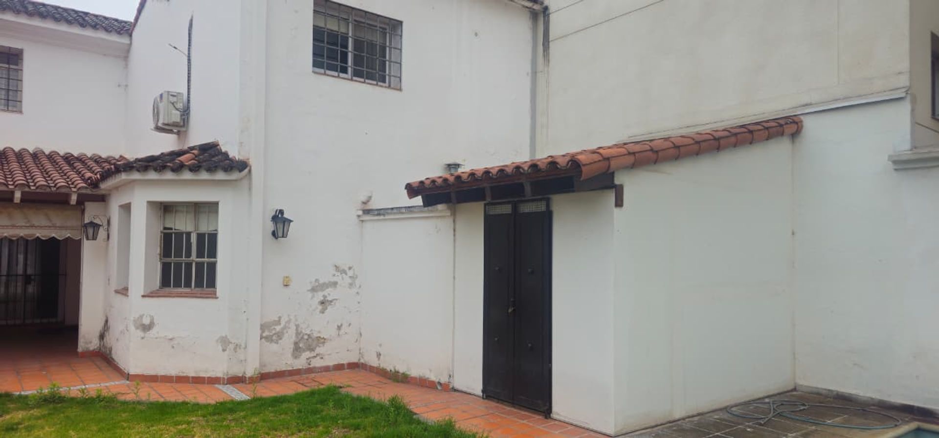 VENTA CASA C/PILETA 7 DORM CENTRO APTA CREDITO - 25